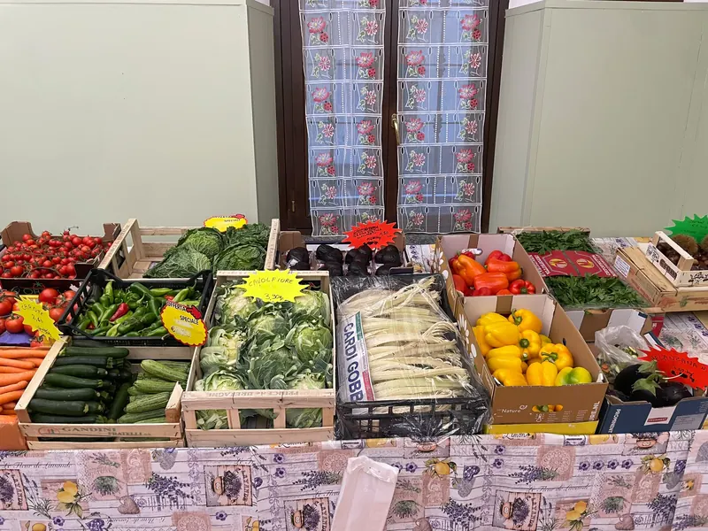 Bancone delle verdure di Orto in Piazza a Caravino: pomodori, cavolfiori, zucchine, peperoni e cardi